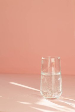 Şeftali arkaplanındaki şeftali rengi cam güzel ışınlar ve parlaklıklar verir.