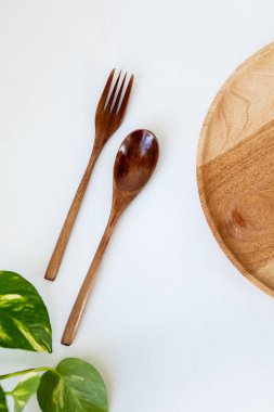 Beyaz arka planda ahşap çatal kaşık, çevre dostu çatal bıçak takımı