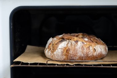 Parşömen üzerinde fırın ekmeği, ev yapımı ekmek, ekşi ekmek, lezzetli ve doğal yiyecekler.