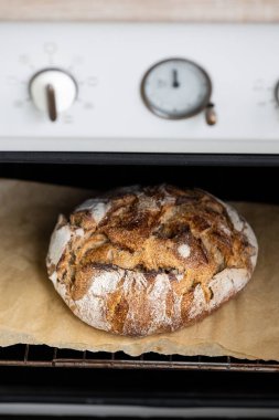 Parşömen üzerinde fırın ekmeği, ev yapımı ekmek, ekşi ekmek, lezzetli ve doğal yiyecekler.