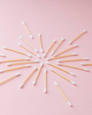 Çevre dostu bambu ve pembe arka planda pamuk tomurcukları yetişkinler ve çocuklar için bambu diş fırçaları. İnsan kişisel hijyen ürünleri çevreye zarar vermeden