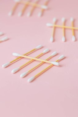 Çevre dostu bambu ve pembe arka planda pamuk tomurcukları yetişkinler ve çocuklar için bambu diş fırçaları. İnsan kişisel hijyen ürünleri çevreye zarar vermeden