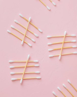 Çevre dostu bambu ve pembe arka planda pamuk tomurcukları yetişkinler ve çocuklar için bambu diş fırçaları. İnsan kişisel hijyen ürünleri çevreye zarar vermeden