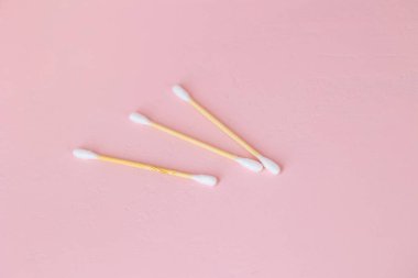 Çevre dostu bambu ve pembe arka planda pamuk tomurcukları yetişkinler ve çocuklar için bambu diş fırçaları. İnsan kişisel hijyen ürünleri çevreye zarar vermeden