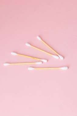 Çevre dostu bambu ve pembe arka planda pamuk tomurcukları yetişkinler ve çocuklar için bambu diş fırçaları. İnsan kişisel hijyen ürünleri çevreye zarar vermeden