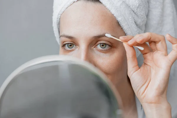 Ápolás és szemöldök és szempilla ellátás, arcbőrápolás és spa kezelések otthon, öregedésgátló arcmaszkot készítő női kozmetikus — Stock Fotó