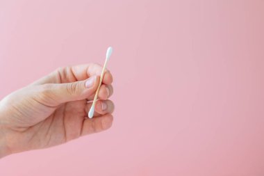 Çevre dostu bambu ve pembe arka planda pamuk tomurcukları yetişkinler ve çocuklar için bambu diş fırçaları. İnsan kişisel hijyen ürünleri çevreye zarar vermeden