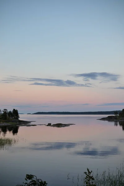 Naturaleza nocturna al atardecer, vista al lago al atardecer desde la isla, hierba verde y lago tranquilo, recreación y turismo silvestre, soledad — Foto de Stock