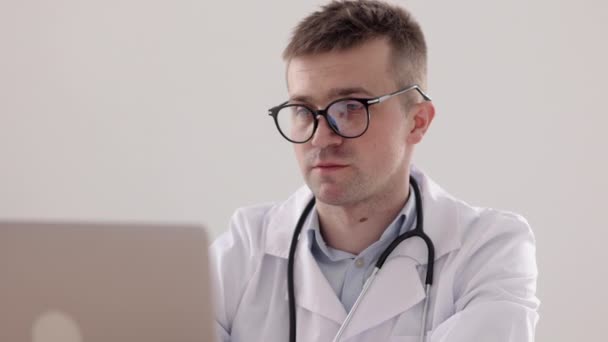 Der Arzt stellt Diagnose und Prognose und verschreibt seinem Patienten online eine Behandlung — Stockvideo