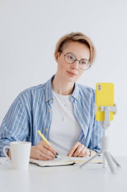 İş kadını ya da internet eğitimi, güzel bir kadın internet üzerinden para kazanıyor.