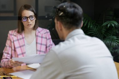 Görüşme ya da müzakere, başarılı ve güzel iş kadını iş görüşmesinde
