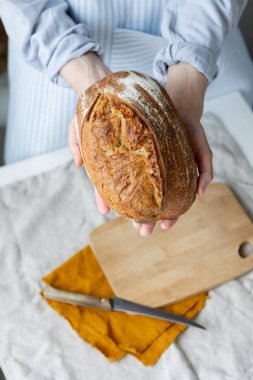 Çıtır çıtır ekmek çok güzel ve iştah açıcıdır. Tahta kesme tahtasının üzerinde lezzetli bir ekmek yatar.