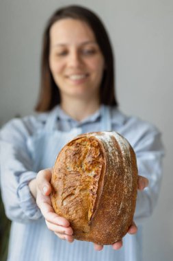 Çıtır çıtır ekmek çok güzel ve iştah açıcıdır. Tahta kesme tahtasının üzerinde lezzetli bir ekmek yatar.