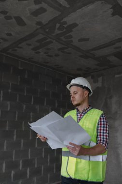 İş yerinde bir erkek mühendisin portresi, bir Avrupalı erkek tasarımcı ya da inşaat alanında bir mimar