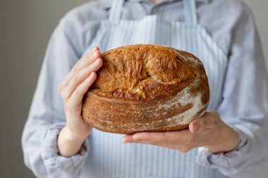 Çıtır çıtır ekmek çok güzel ve iştah açıcıdır. Tahta kesme tahtasının üzerinde lezzetli bir ekmek yatar.