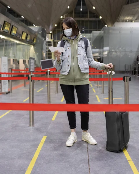 Mujer europea en el aeropuerto esperando abordar sus retrasos de vuelo, vuelo y embarque — Foto de Stock