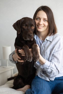 Mutlu bir Avrupalı kadın ve köpeği Labrador Retriever 'ın güzel bir portresi.