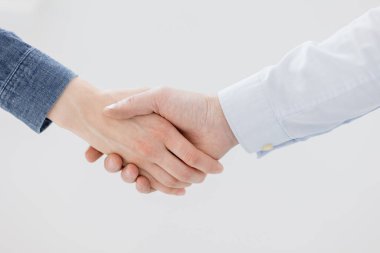 İki kişinin el sıkışması, bir erkek ve bir kadın iş ortakları selamlaşması 