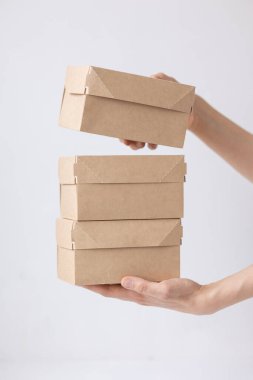 Kraft karton kutular, yiyecek ya da giyecek teslimatı, teslimatla yiyecek satın almanın modern yolları.