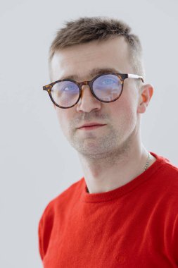 Kırmızı kazaklı yakışıklı ve beyaz bir adamın portresi.