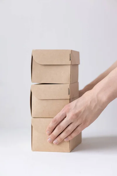 Cajas de cartón Kraft, entrega de comida o ropa, formas modernas de comprar comida con entrega — Foto de Stock