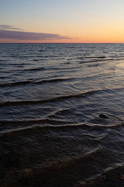 Coucher de soleil sur un lac ou une baie, belles vagues de mer au soleil couchant — Photo