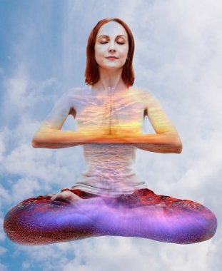Genç kadın kapalı yoga yapmak