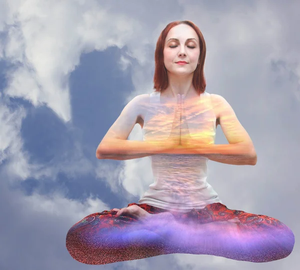 Genç kadın kapalı yoga yapmak