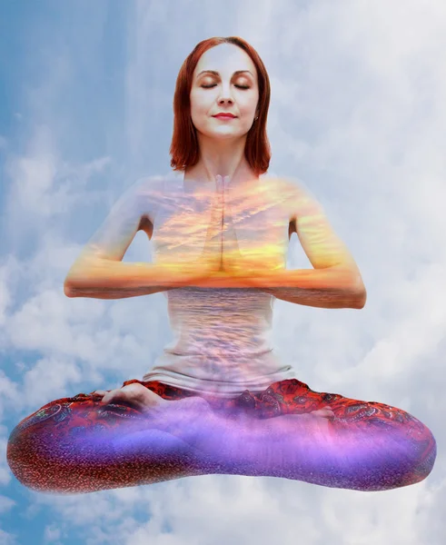 Genç kadın kapalı yoga yapmak