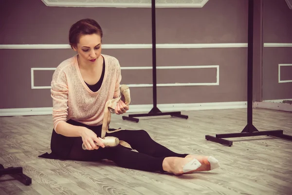 Ballerina is doing exercises in ballet class — Stock Photo, Image