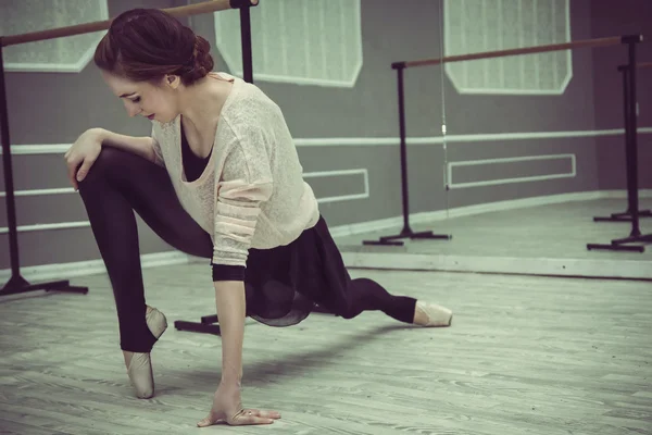 Ballerina sta facendo esercizi in classe di balletto — Foto Stock