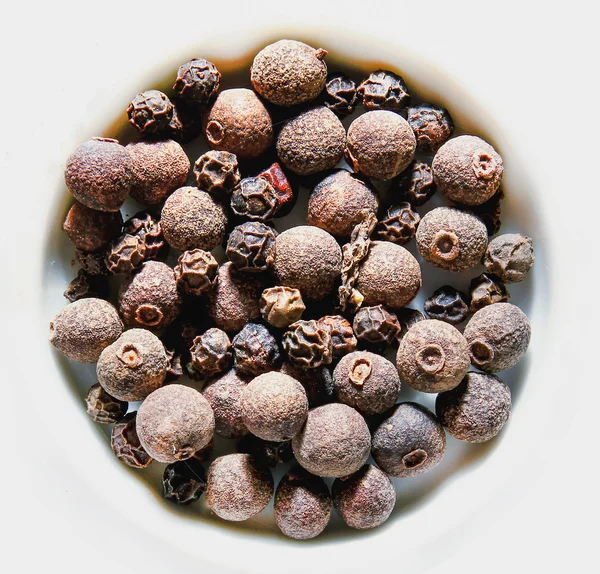 ortasındaki beyaz bir arka plan üzerinde izole kara biber baharat