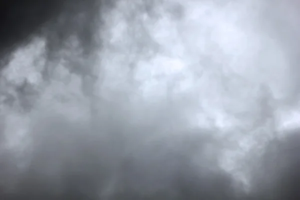 Fırtına sırasında gri gökyüzü