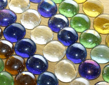 ahşap bir masa, doku üzerinde renkli taşlar