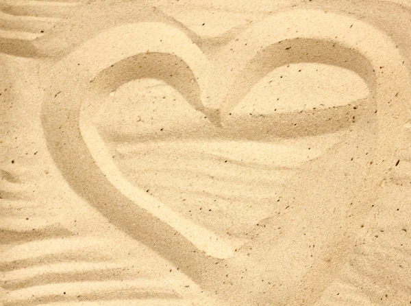 Puttend uit het zand in de vorm van een hart, de textuur van de — Stockfoto