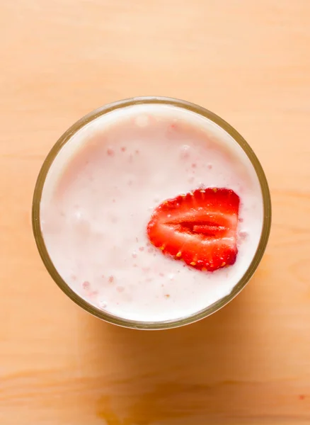 Čerstvé jahody a jogurt na dřevěný stůl — Stock fotografie