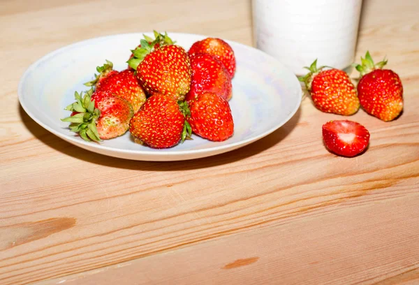 taze çilek ve yoğurt ahşap bir masa üzerinde