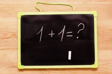 okul örnek, bir tahta arka plan üzerinde yazılı