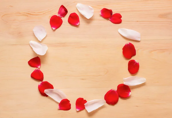  çerçeve çiçek ve yaprakları ahşap arka plan üzerinde