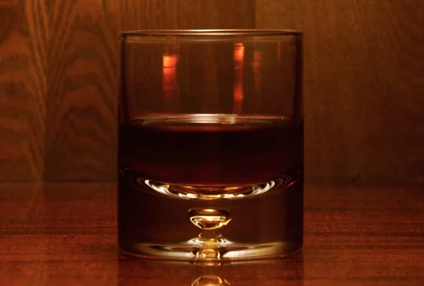 Ett glas whisky på bordet — Stockfoto