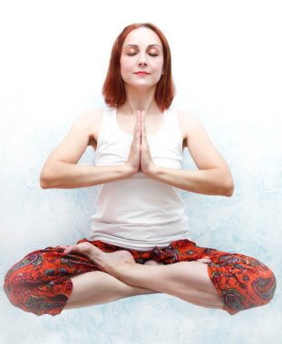 Genç kadın kapalı yoga yapmak
