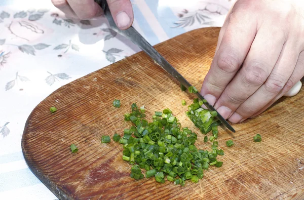 Koch hackt Zwiebeln für Salat — Stockbild Koch hackt Zwiebeln für Salat lizenzfreie Stockbilder