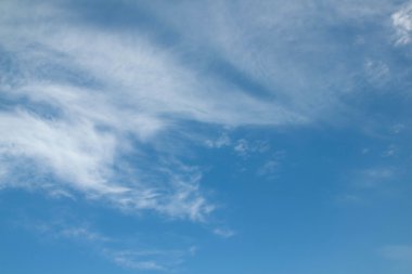 Mavi gökyüzündeki bulutlar