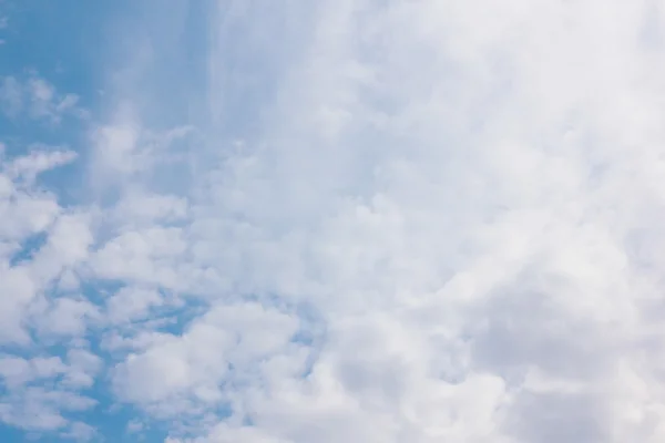 Mavi gökyüzündeki bulutlar