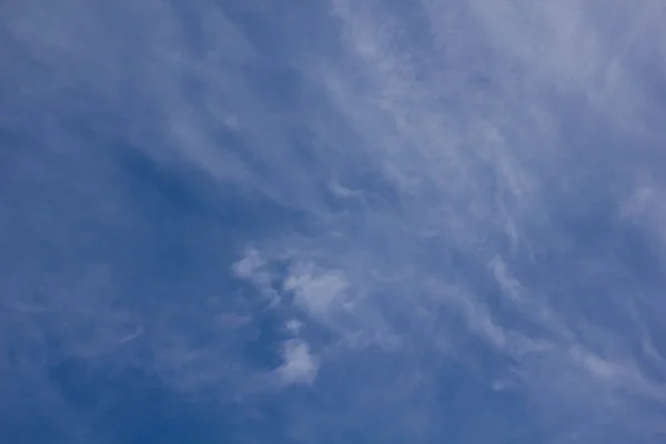 Mavi gökyüzündeki bulutlar