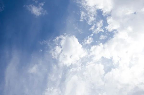 Mavi gökyüzündeki bulutlar