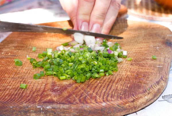Cook kotlety cebuli sałatka na drewnianej desce — Zdjęcie stockowe