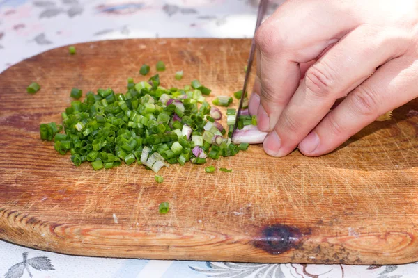 Cook kotlety cebuli sałatka na drewnianej desce — Zdjęcie stockowe