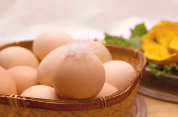 Yumurta ve ahşap bir masa üzerinde omlet — Stok fotoğraf