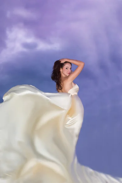 Junge Schönheit im flatternden beigen Kleid — Stockfoto